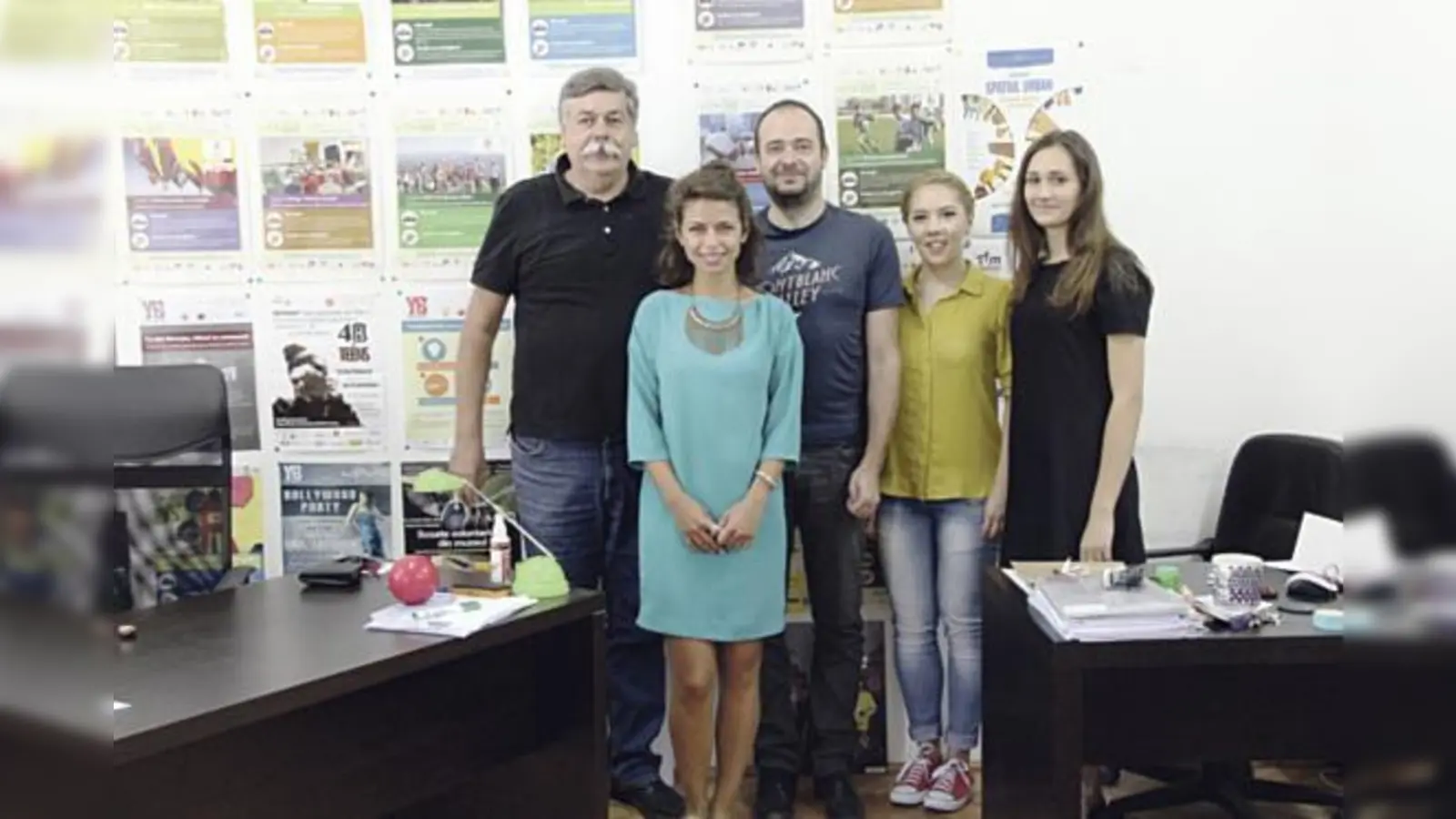 Frank Strathmann (Vorstand der Bürgerstiftung Holzkirchen, links) und Ciprian Ciocan (Geschäftsführer der Bürgerstiftung Sibiu, Mitte) mit Projektleiterinnen der Bürgerstiftung Sibiu in der Geschäftsstelle der rumänischen Bürgerstiftung.	 (Foto: VA)