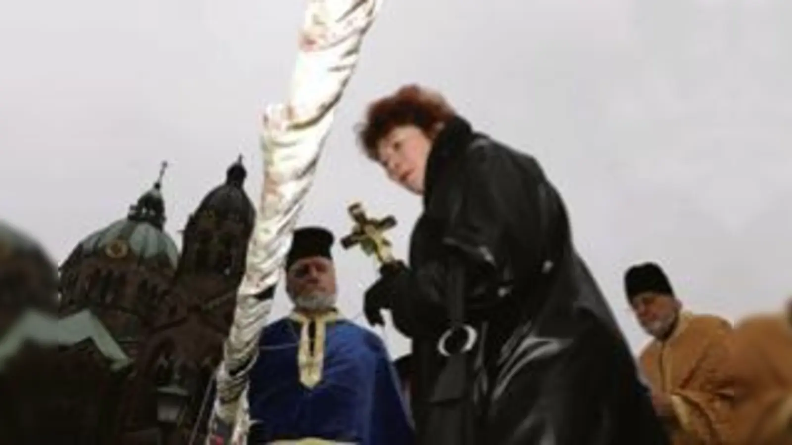 Erzpriester Apostolos Malamoussis, Stadtdekanin Barbara Kittelberger und Erzpriester Georgi Schumov (v.l.) bei der Gewässerweihung.	  (Foto: VA)