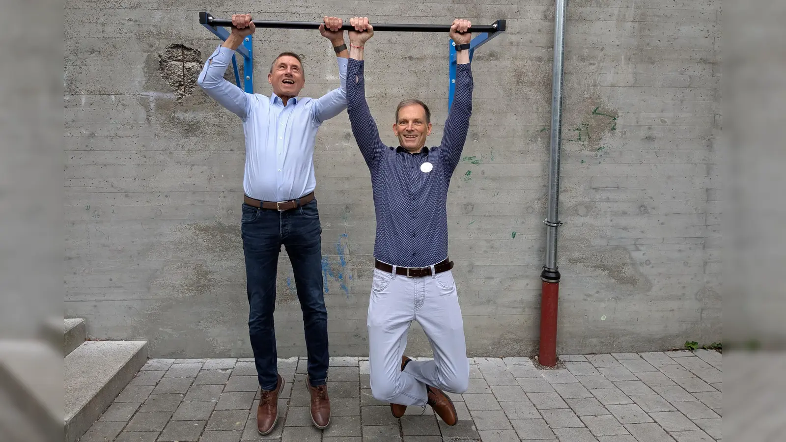 Hängen ab und bewahren Haltung: Der Erste Bürgermeister, Christoph Böck, (l.), und der Rektor der Mittelschule, Richard Scheglmann bei der Jubiläumsfeier. (Foto: Stadt USH)