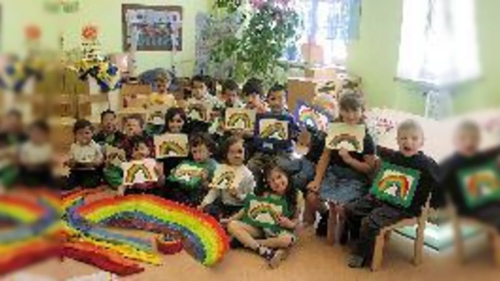 Viele bunte Regenbogen: Die Zwergerl der Gruppe 1 im Kindergarten Bazeillesstraße haben ihre Muttertagsgeschenke schon gebastelt. Hier werden die Mamis von ihren Sprösslingen bereits am Donnerstag  bei einem Fest so richtig verwöhnt! 	 (Foto: ms)