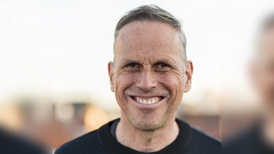 Kult-Moderator Achim „Sechzig“ Bogdahn liest aus seinem Debüt „Unter den Wolken”. (Foto: Achim Hofbauer)