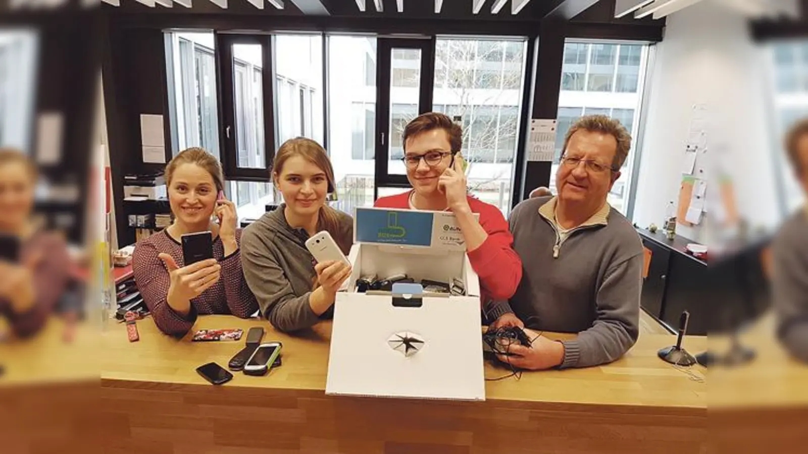 Handysammleaktion im Werner Heisenberg Gymnasium (v. l.) Michaela Theis, Arbeitskreismitglied, Paula Becka, Schülersprecherin. Maximilian Fries, Arbeitskreismitglied, Dr. Götz Braun, BUND Garching.	 (Foto: WHG)