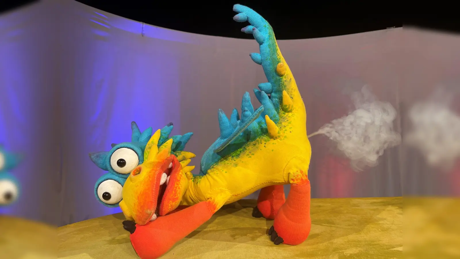Die Geschichte des Drachen Furzipups kann man am 17. Oktober in Unterhaching bewundern.  (Foto: marotte-Figurentheater)