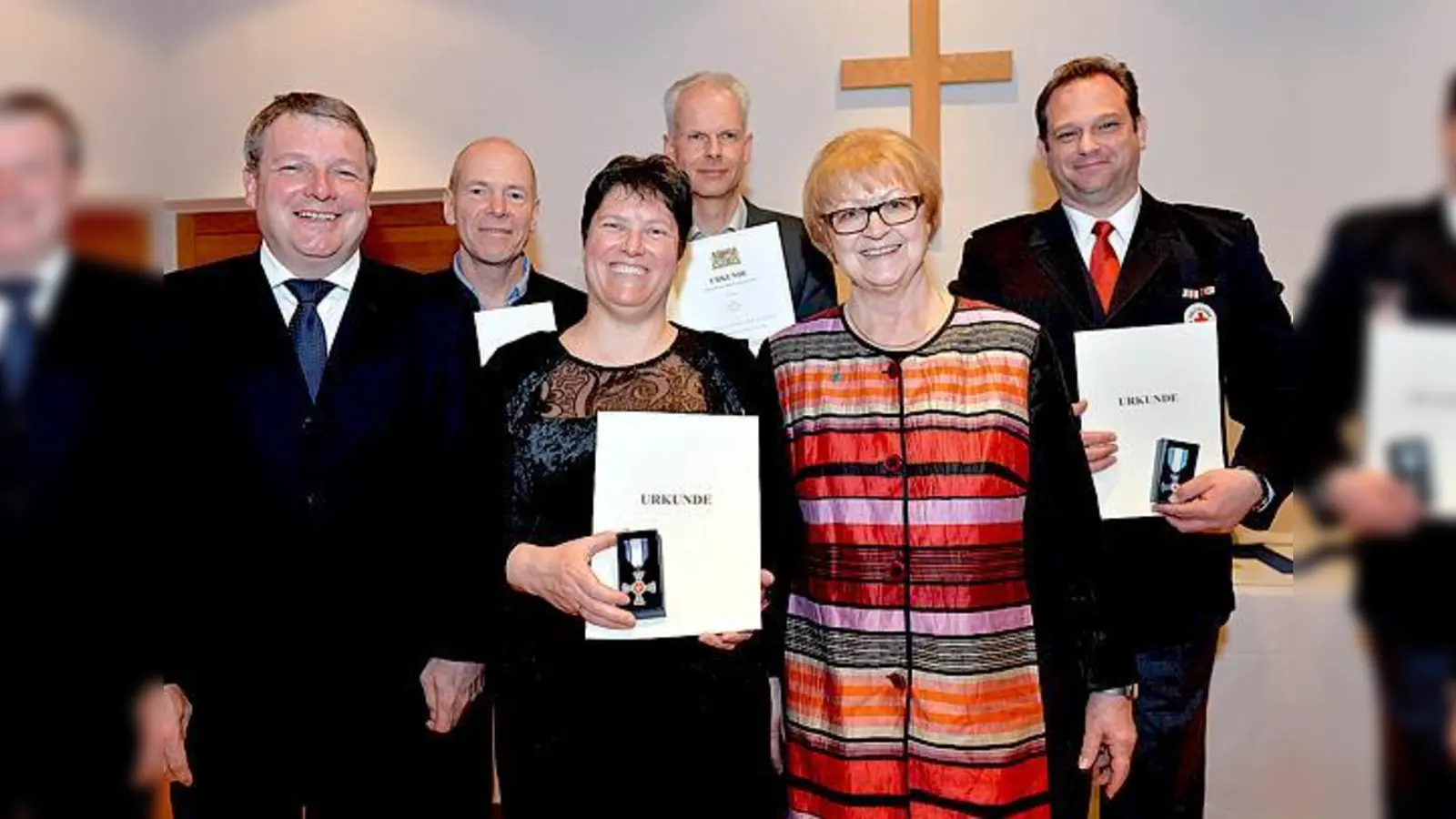 Stellvertretende Landrat Ernst Weidenbusch (l.) und Ottobrunns 2. Bürgermeisterin Monika Modrow-Lange (2.v.r.) freuten sich mit den Ottobrunner Geehrten: Ulrich Rubner (2.v.l.), Claudia Jaksch (3.v.l.), Frank Meßmer (3.v.r.), Thomas Marek (r.).	 (F.: Claus)