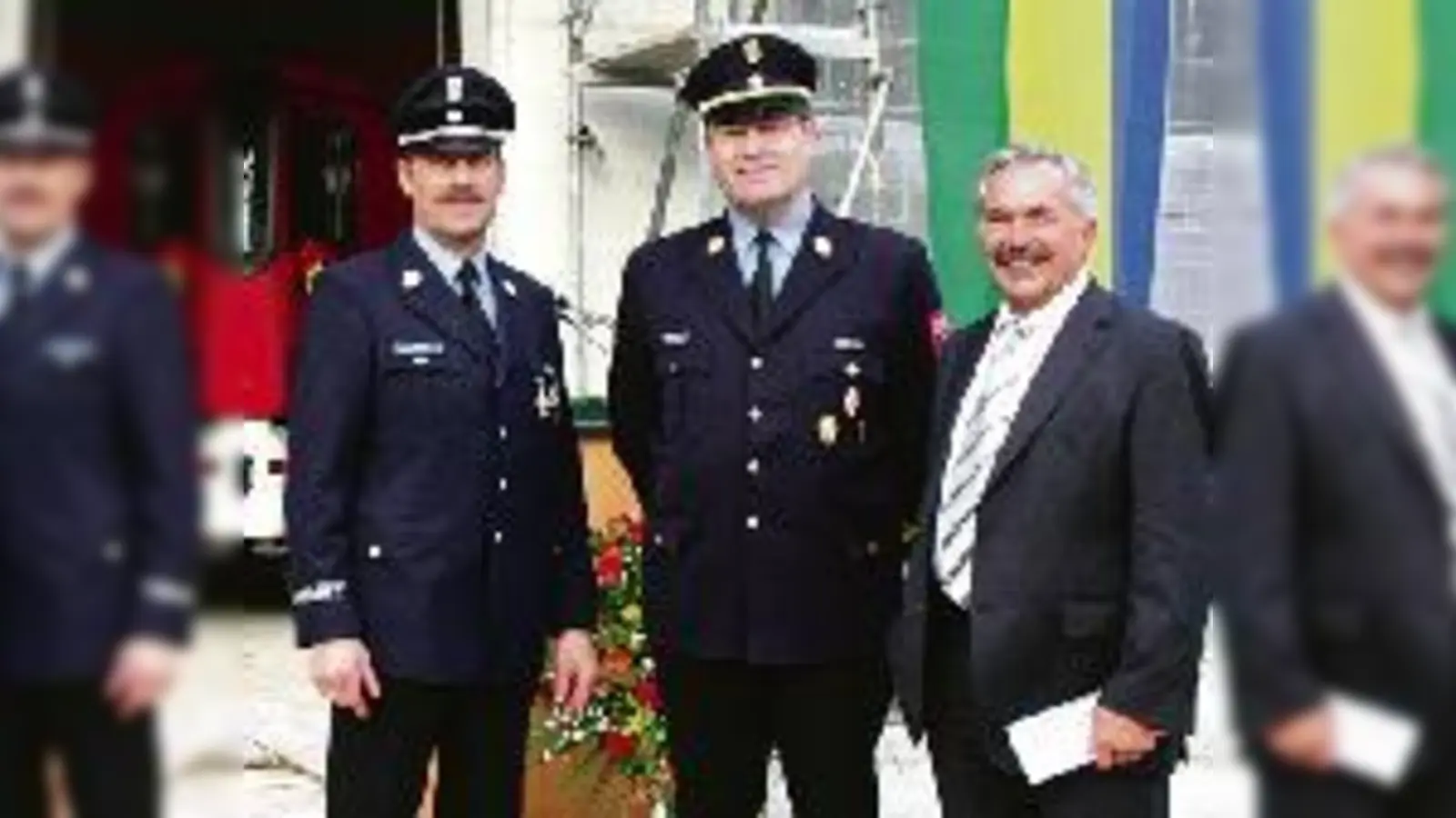 »Eine Investition an der richtigen  (Foto: Feuerwehrkommandant Hermann Bayer, Kreisbrandrat Josef Vielhuber und Bürgermeister Rolf Zeitler (v.l.) beim Richtfest des neuen Gerätehauses der Unterschleißheimer Feuerwehr. Das neue Einsatzfahrzeug wurde auch)