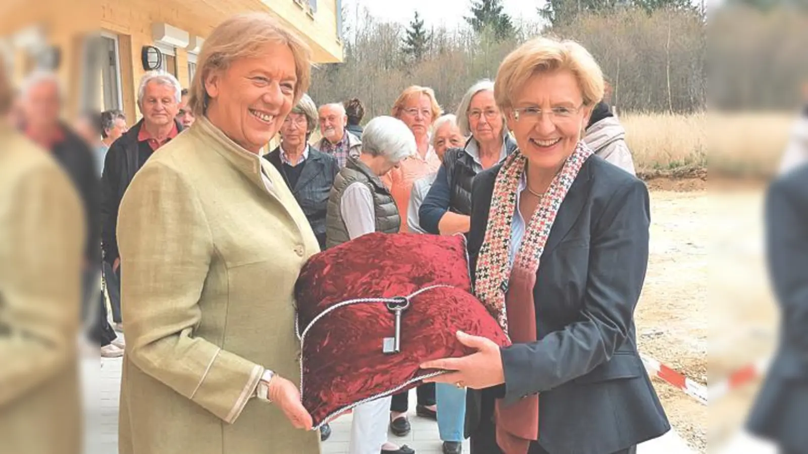 Landrätin Johanna Rumschöttel (l.) überreicht Regierungsvizepräsidentin  Mari Els den symbolischen Schlüssel für die Unterkunft.	 (Foto: Landratsamt M.)