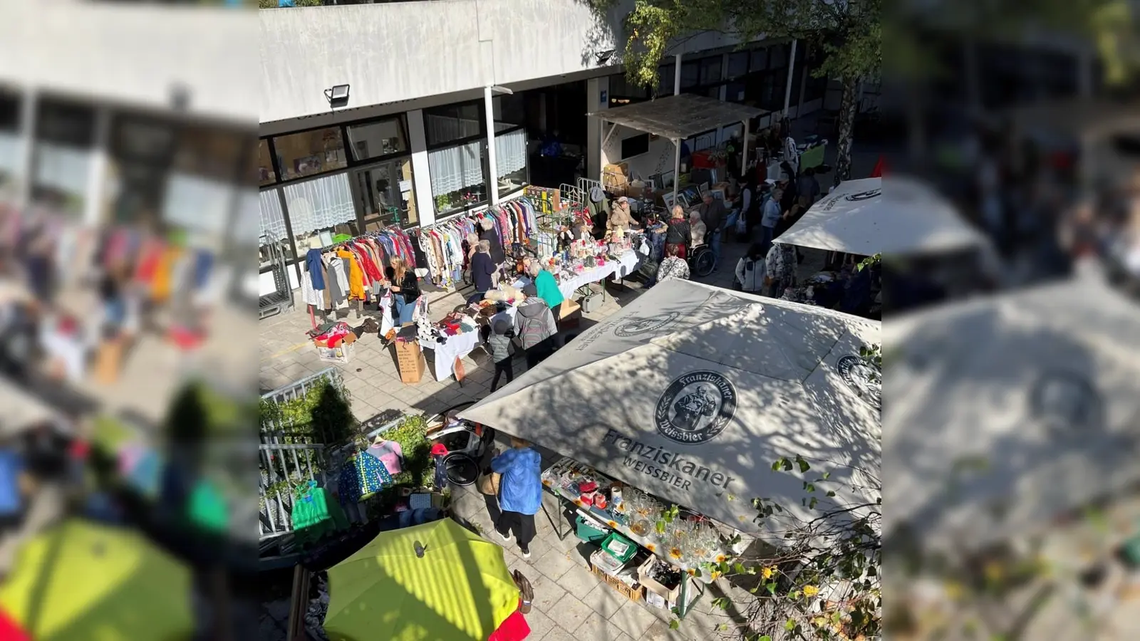 Das Geld, das die Verkäufer für die Stellplätze beim Flohmarkt zahlen, wird später für kulturelle Veranstaltungen verwendet. (Foto: BRK SeniorenWohnen Kieferngarten)