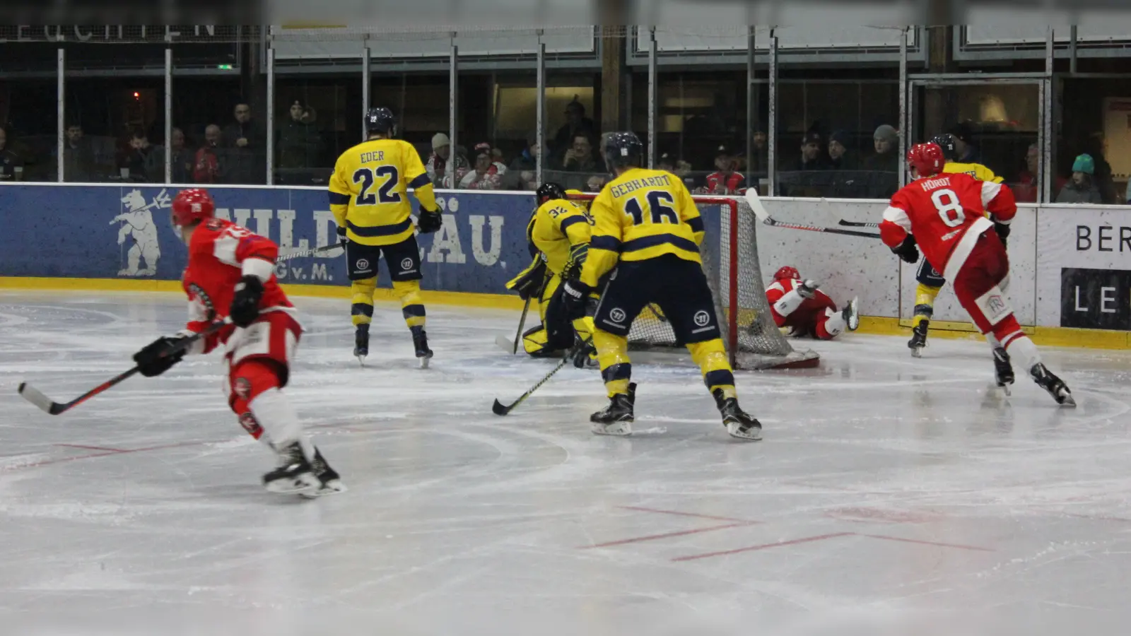Der EHC Klostersee bei der "Belagerung" des Tores der sehr diszipliniert verteidigenden Pfaffenhofen Eishogs. (Foto: smg )