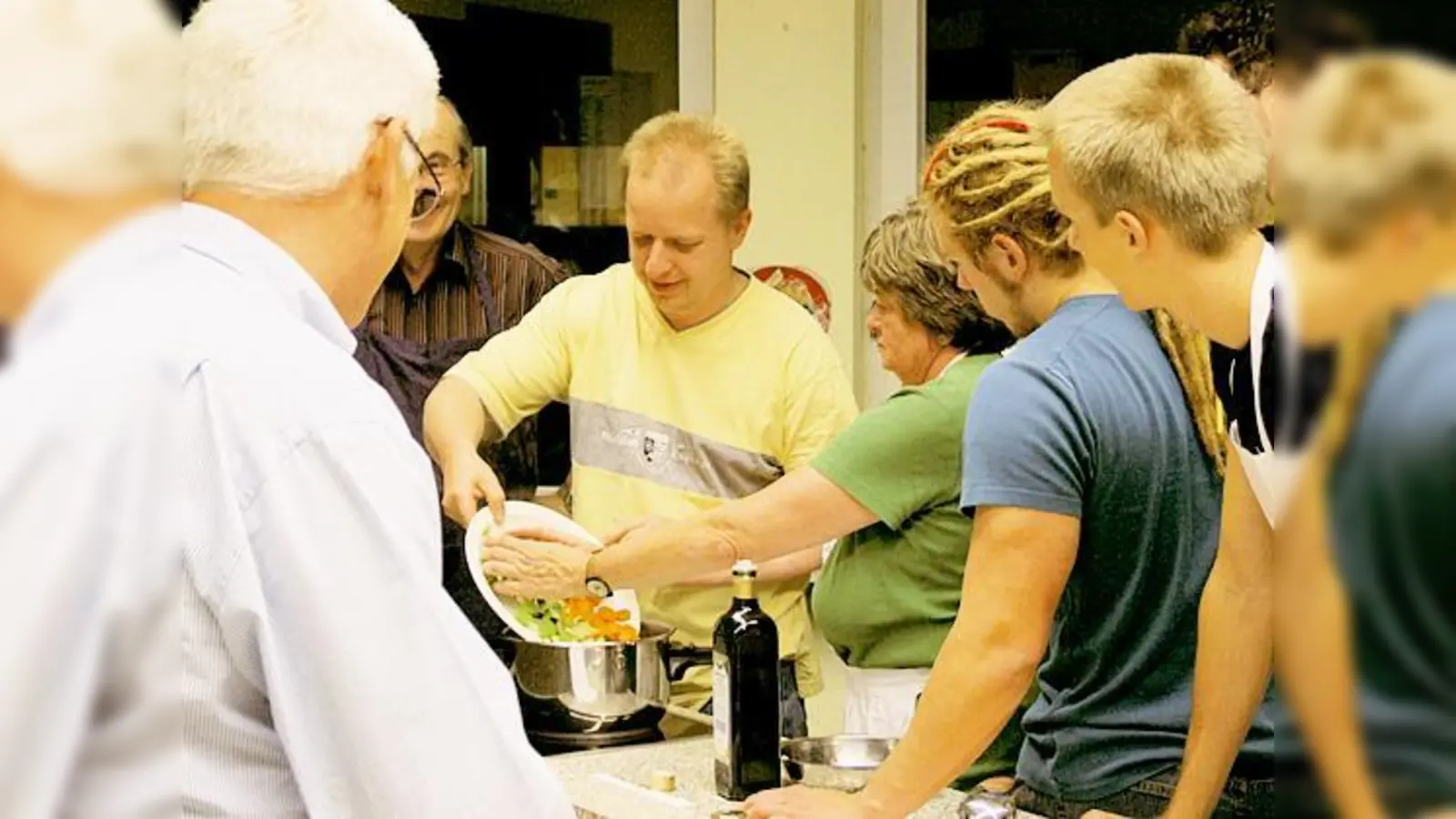 Die Männer sind mit Spaß und Elan dabei. Kochen ist keine Frauensache. 	 (Foto: Privat)