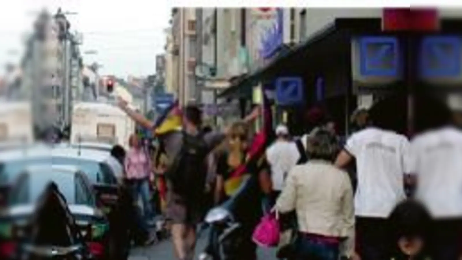 Fans in der Hohenzollernstraße am Freitagabend auf dem Weg zur Feiermeile Leopoldstraße.	 (Foto: ms)