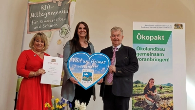 Das Bündnis wächst (von links): Adriane Schua, 1. Vorsitzende des Dachverein „Unser Land”, und Julia Seiltz, Geschäftsführerin der „Unser Land GmbH”, nahmen von Hubert Bittlmayer, Amtschef des Bayerischen Staatsministeriums für Ernährung, Landwirtschaft und Forsten, die Teilnehmer-Urkunde entgegen. (Foto: ALP.Bayern)