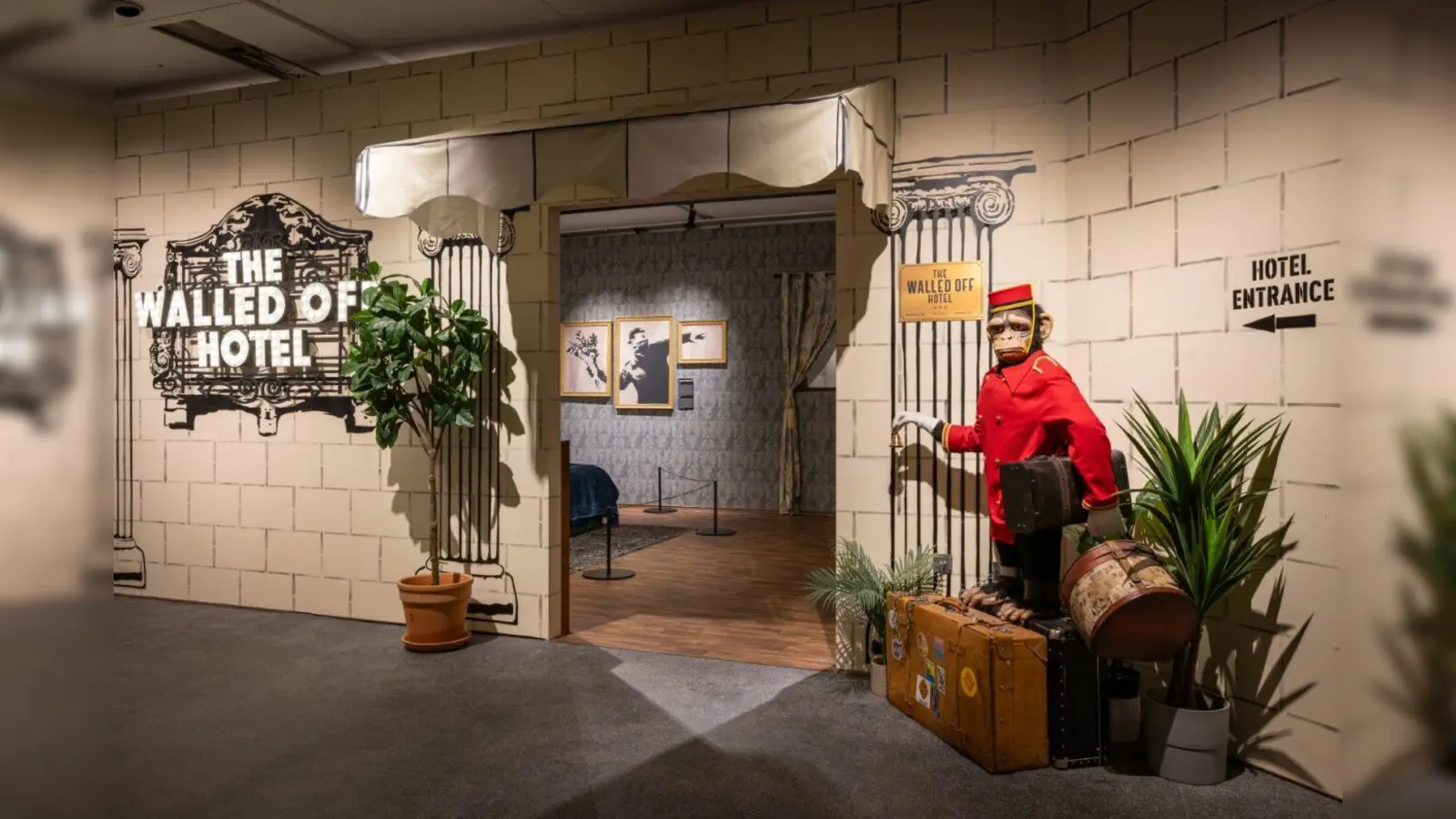 Im „B-Tween”, dem ehemaligen Untergeschoss des Galeria Kaufhof am Stachus ist nun die Ausstellung „House of Banksy” zu sehen. (Foto: Dominik Gruss)