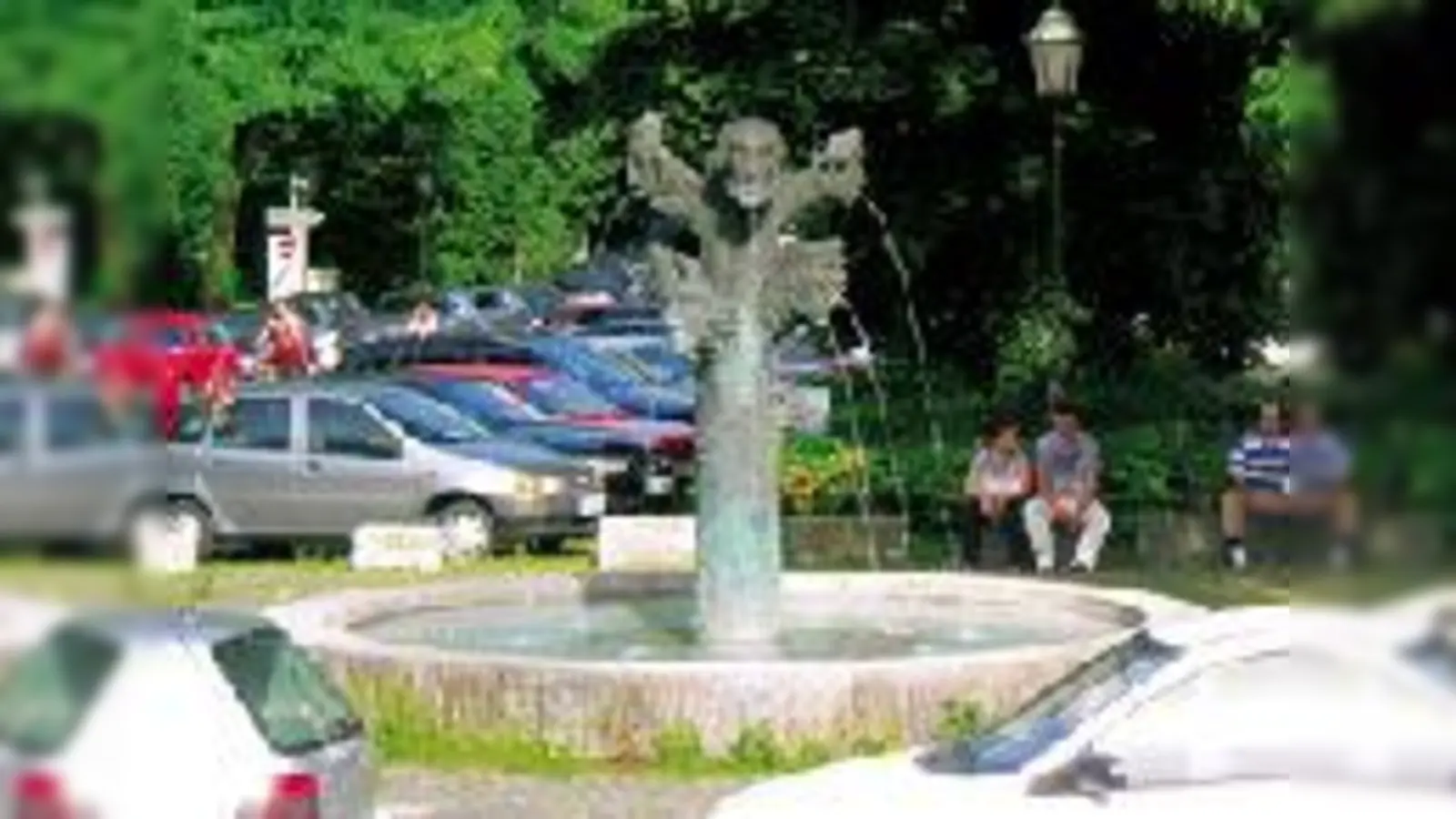 Friedliche Schwabinger, die lediglich zum Brotzeitmachen auf dem Artur-Kutscher-Platz verweilen, wie auf dem Foto, sind eine Seltenheit geworden.  (F.: fz)