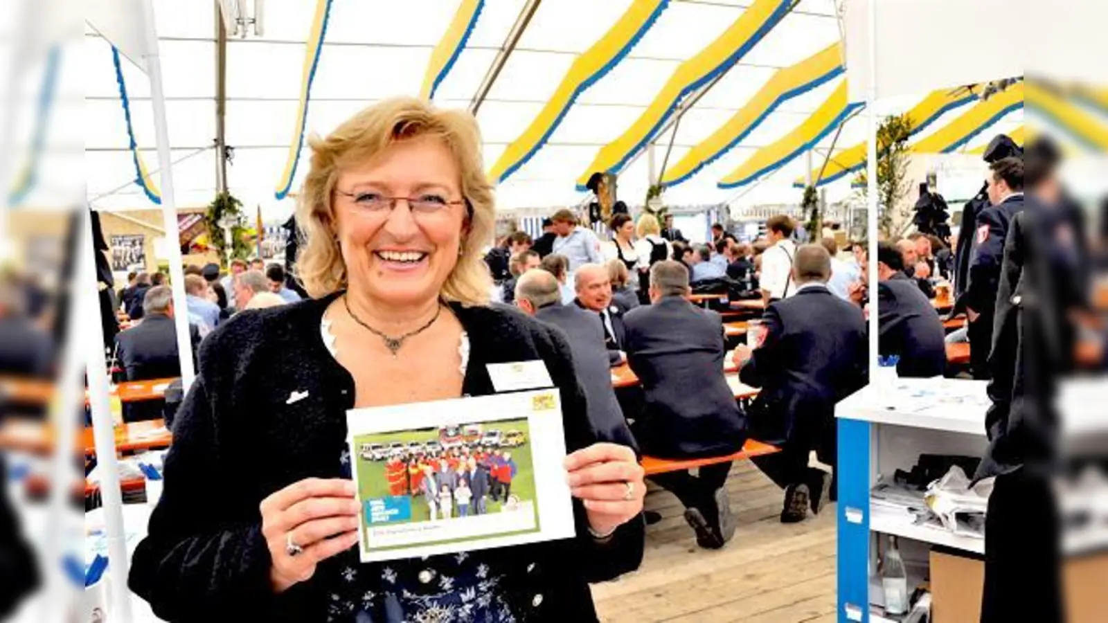 Susanna Bredemeier von der Projektgruppe DigiNet, warb beim Kreisfeuerwehrtag im Anzinger Festzelt für den Digitalfunk.	 (Foto: Sybille Föll)
