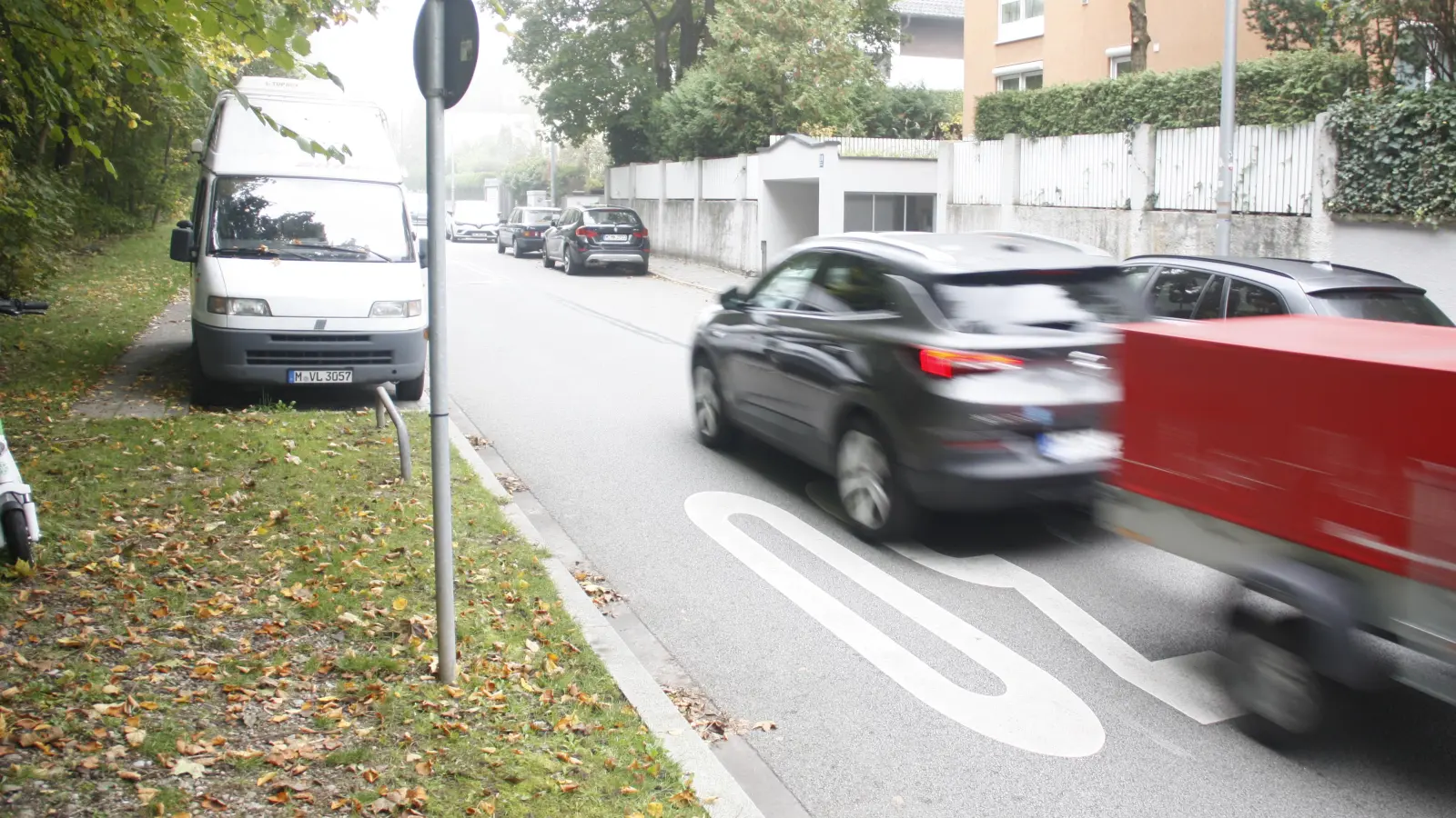 In einer 30er-Zone wie der Maria-Einsiedel-Straße werden grundsätzlich keine Zebrastreifen markiert. Um die Überquerung der Fahrbahn sicherer zu machen, soll in der Nähe des Spielplatzes dort (auf dem Foto wäre er links hinter dem Grünstreifen und der alten Bahntrasse) eine Gehwegnase die Straße verschmälern. (Foto: job)