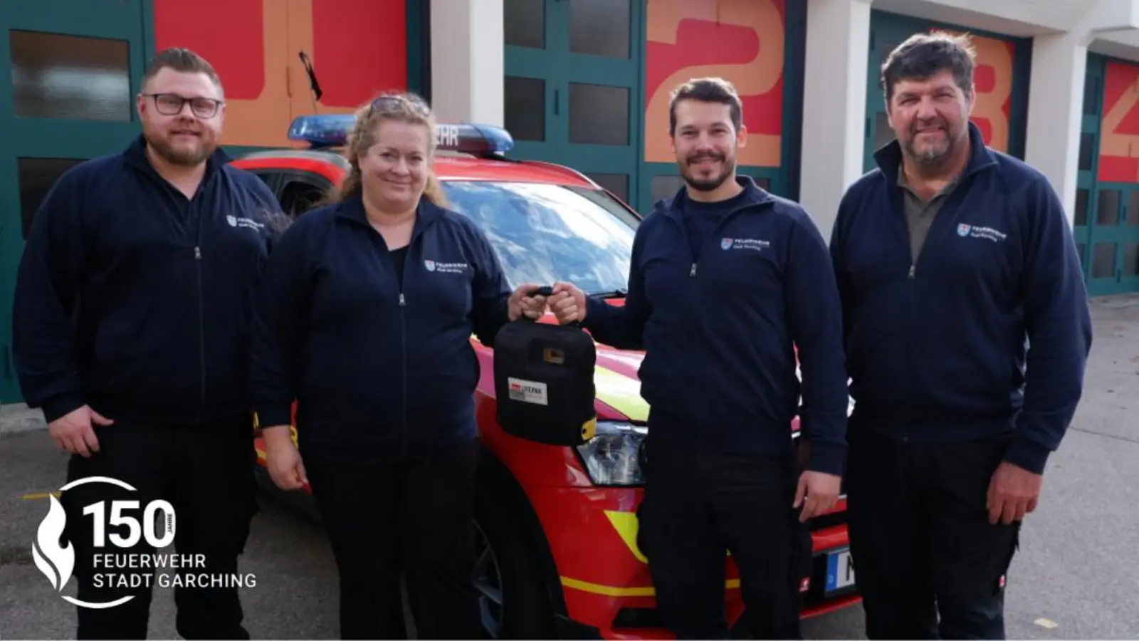 Patrick Schlesinger (Sachgebietsleiter First-Responder) dankte Dr. med. Birgit Wahl, Dr. med. für ihre Arbeit. Ihr Nachfolger, Leonard Lisitano wurde von Christian Schweiger (1. Kommandant FFW) begrüßt (v.l.).  (Foto: FFW Garching)