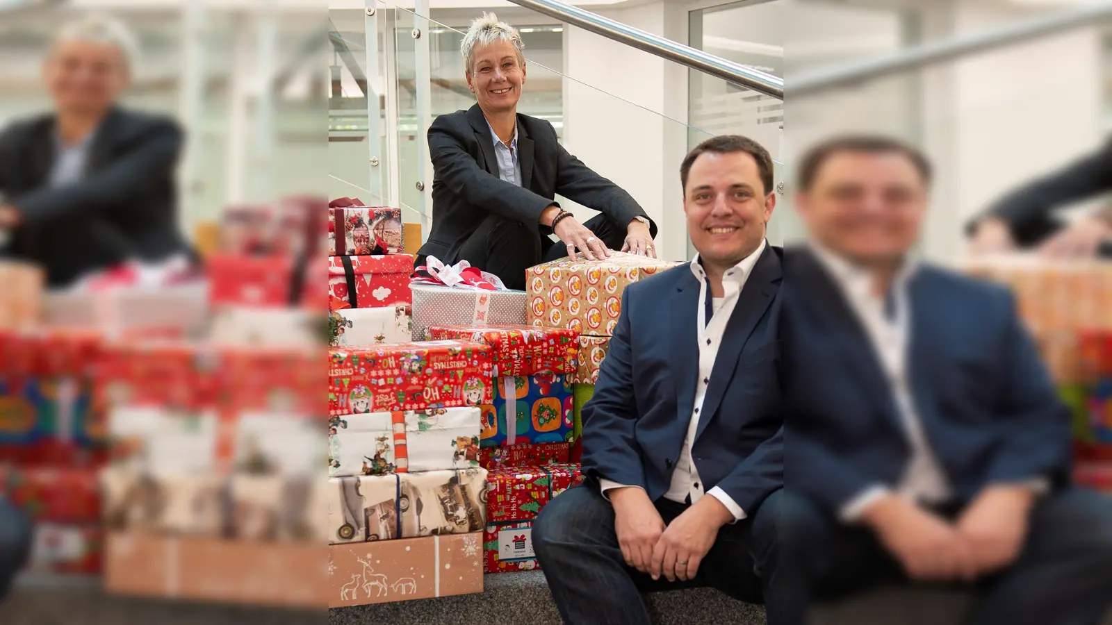 Über Weihnachtspäckchen für Kinder in Osteuropa freuen sich unter anderem Sabine Jäger Stein und Florian Landl von der Erdwärme Grünwald. (Foto: Erwärme Grünwald )