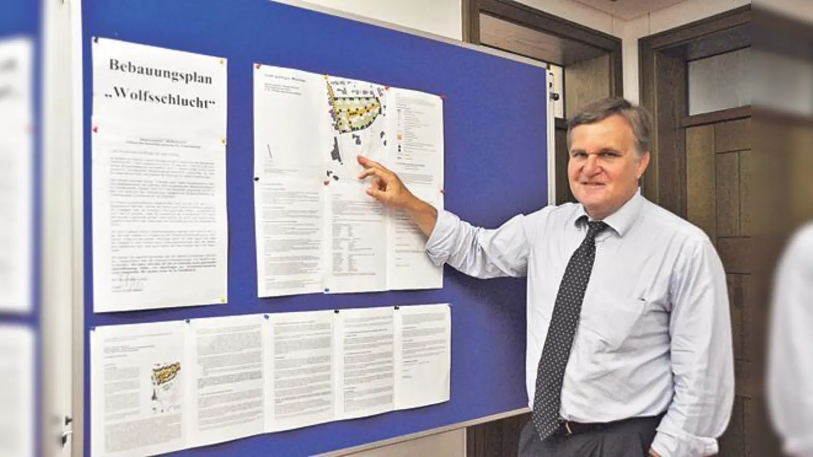 Grafings Bürgermeister Rudolf Heiler erläutert die Planungen für das künftige Wohngebiet Wolfsschlucht.	 (Foto: Sybille Föll)