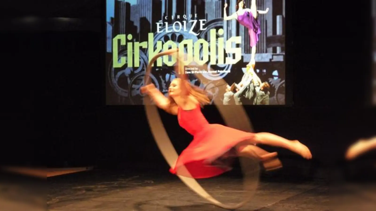 Nora Zoller vom Cirque Éloize bezaubert in »Cirkopolis«.	 (Foto: Soir)