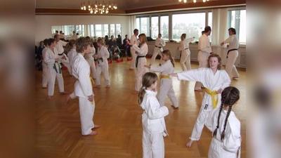 Interessierte Zuschauerinnen und Zuschauer fand die Kursstunde „Taekwondo für Kinder und Erwachsene“. (Foto: Eva Schraft)
