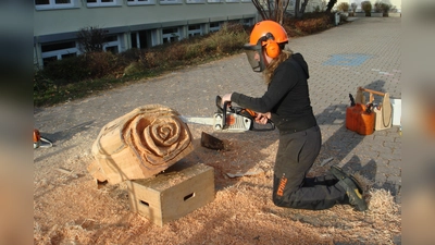 Gleich zu Beginn zeigt die Bildhauerin Genoveva Liegl ihren geschickten Umgang mit ihrer Motorsäge. (Foto: VA)