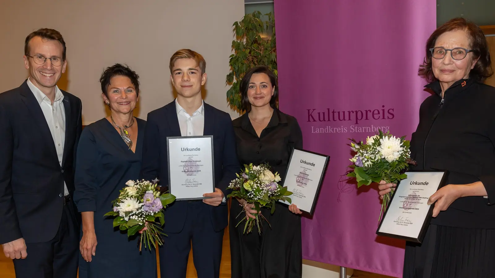 Bei der Verleihung des Kulturpreises (von links): Landrat Stefan Frey, Kulturreferentin Barbara Beck, Raphael Christoph (Kulturförderpreis), Daria Kuschev (Kulturpreis) und Ulrike Roos von Rosen (Anerkennungspreis). (Foto: Landratsamt Starnberg)