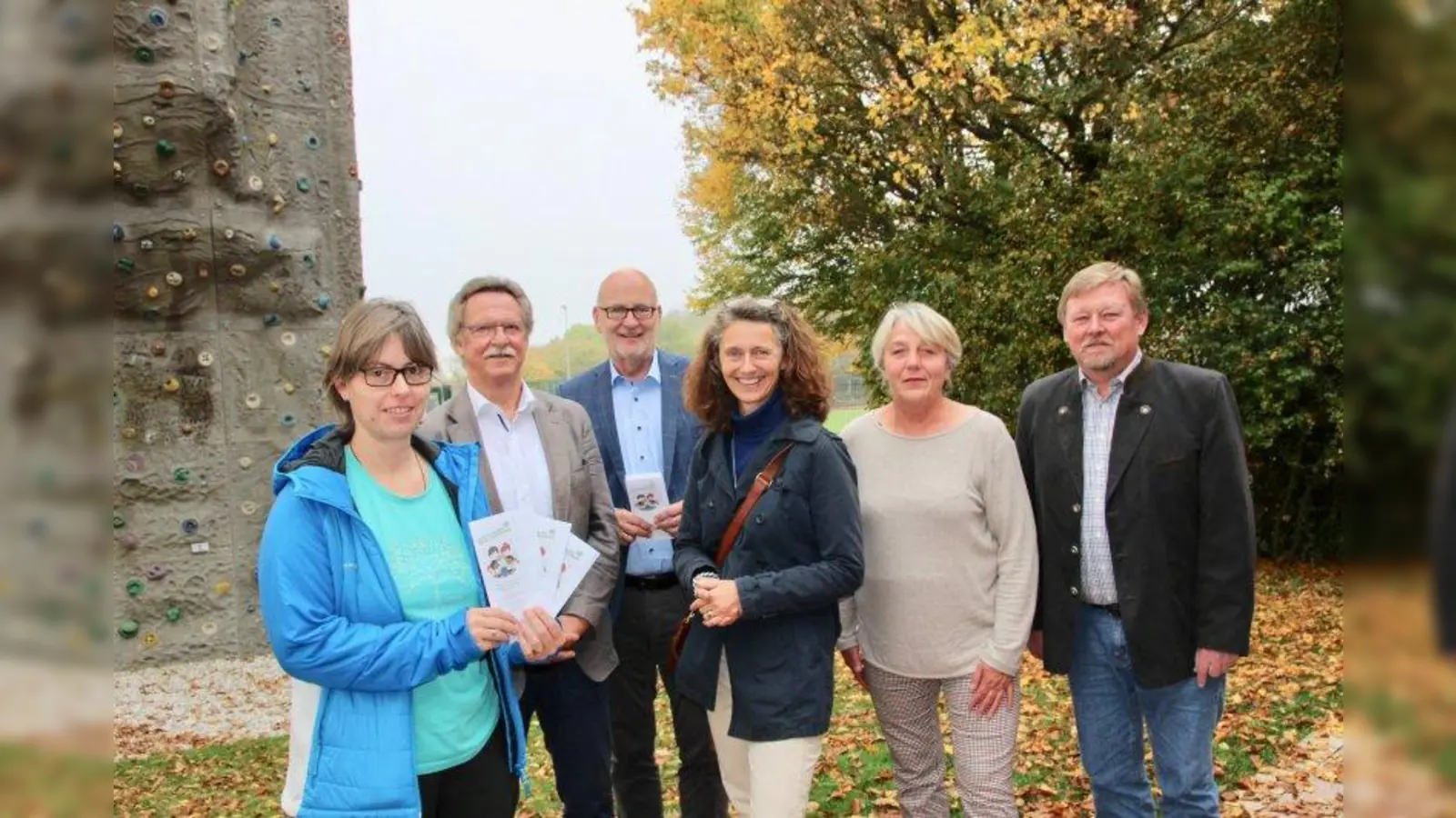 Das Würmtal bekommt 150 neue Bäume. Die Pflanzaktion wird vom Naturfreunde-Verein sowie den Würmtal-Gemeinden unterstützt. V.l. Peggy Deutschmann, die Bürgermeister Heinrich Hofmann, Rudolph Haux und Uta Wüst sowie die Vertreter der Naturfreunde Erika Harder und Vorsitzender Karlheinz Beck. (Foto: us)