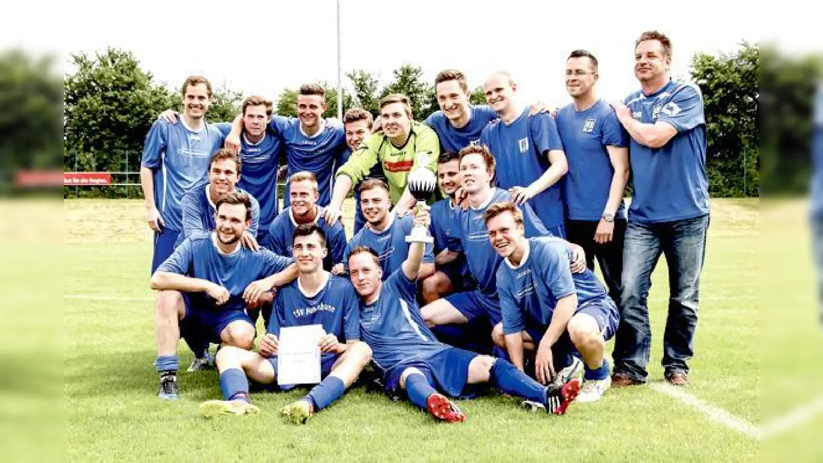 Die 1. Mannschaft des TSV Hohenbrunn freut sich über den Meistertitel und den verdienten Aufstieg in die A-Klasse. 	 (Foto: Christian Riedel)