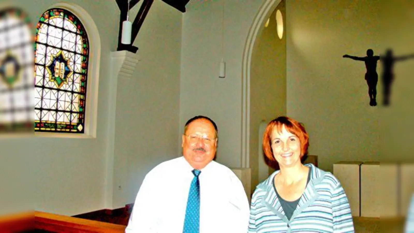 Die Hochschulpfarrer Barbara Hepp und Anton Tischinger freuen sich über ihr wunderschön gestaltetes Gotteshaus.	 (Foto: Ka)