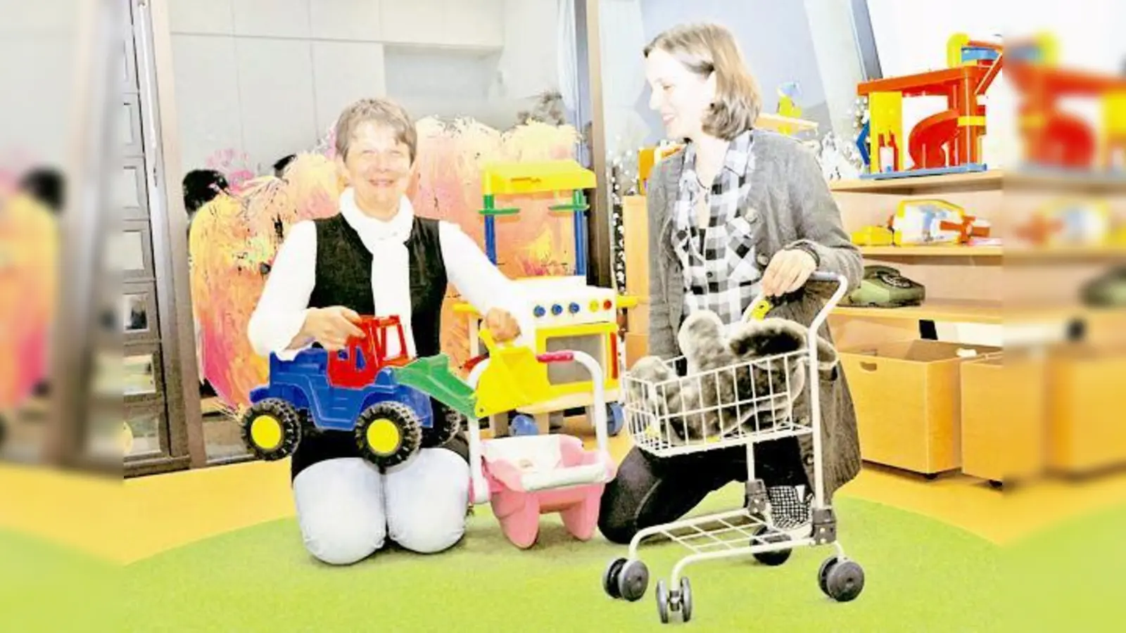 Rosi Poppe (li.), Vorsitzende des Familienzentrums,  und ihre Tochter Monika (re.) suchen nach Spielsachen für den Flohmarkt.	 (Foto: Privat)