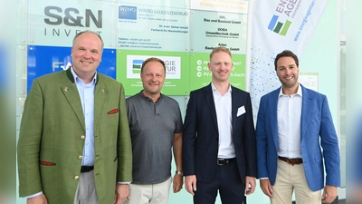 Von links: Die Einweihung fand in Anwesenheit der beiden Landräte Christoph Göbel (München) und Robert Niedergesäß (Ebersberg), dem Energieagentur-Geschäftsführer Willie Stiehler und dem Haarer Bürgermeister Andreas Bukowski statt. (Foto: Energieagentur Ebersberg-München gGmbH)