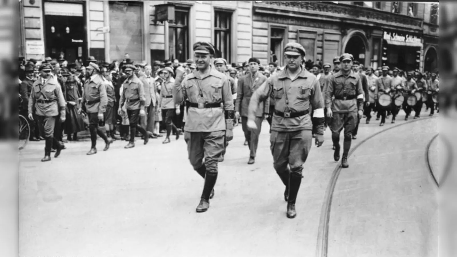 Kommunisten demonstrieren Stärke: Zug des Rotfrontkämpferbundes, Berlin-Wedding 1927 (Foto: CC BY-SA 3.0)