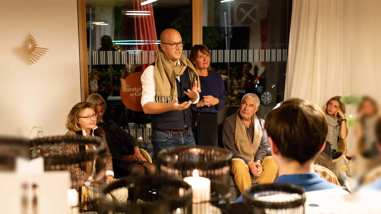 Im Treffpunkt der Nachbarschaftshilfe war David Höner zu Gast. Der Leiter der NbH, Tobias Sicheneder stellt den berühmten Gast vor.  (Foto: VA)