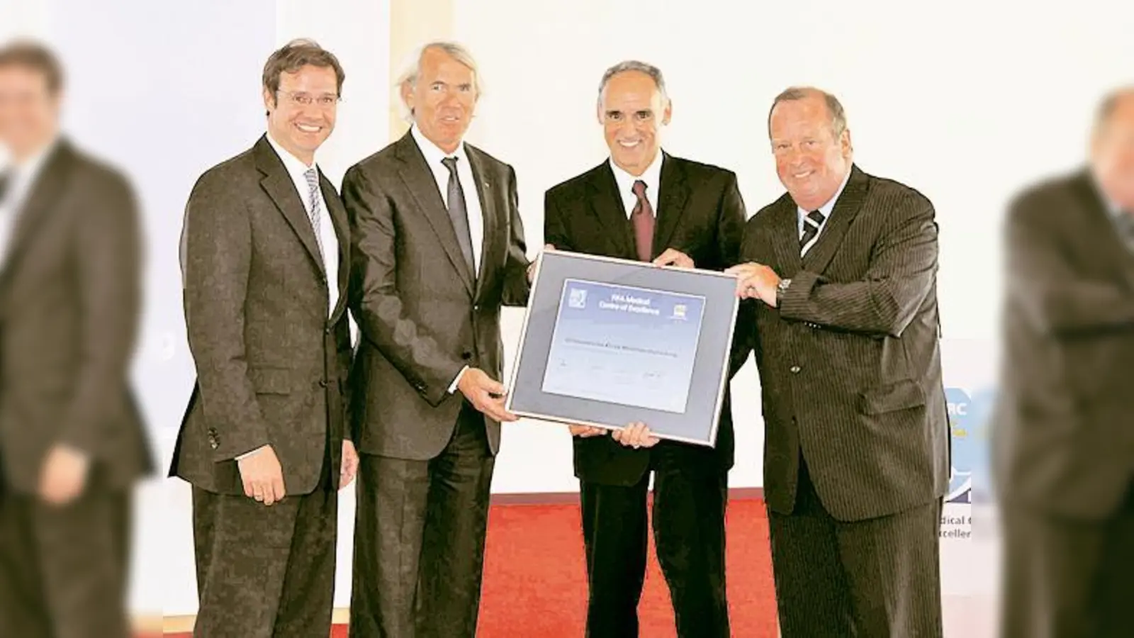 (V.  (Foto: Prof. Martin Halle von der TU München, Prof. Jiri Dvorak vom »Chief Medical« der FIFA, Prof. Michael Mayer, Geschäftsführender Ärztlicher Direktor der Orthopädischen Klinik  sowie Michael DHooghe, Vorsitzender der »Medical Commission« der FIFA.)