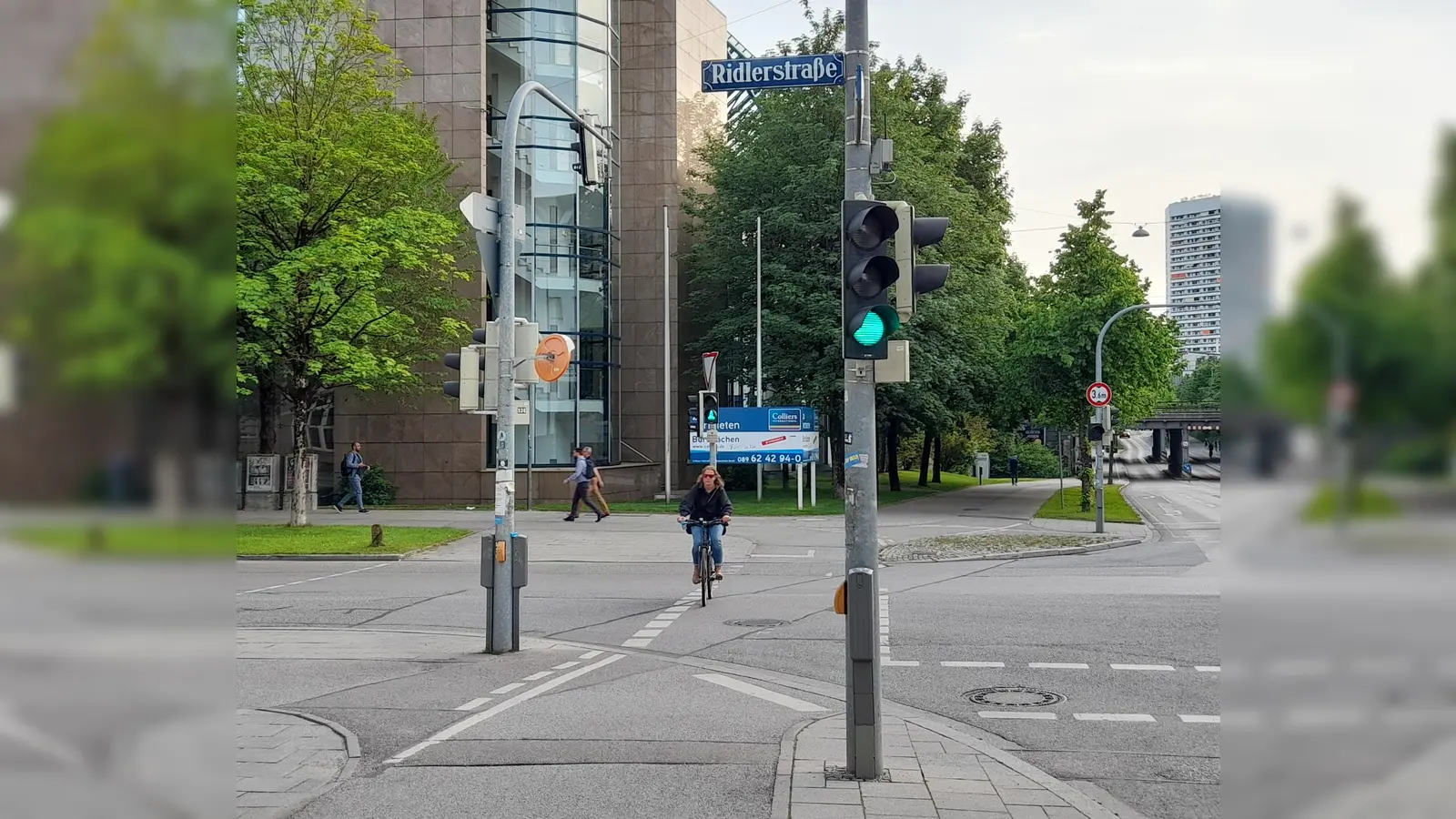 Länger Grün für Radfahrer, das wünscht sich ein Bürger der Schwanthalerhöhe bei der Ampel an der Westend-/ Ridlerstraße. (Foto: Beatrix Köber)