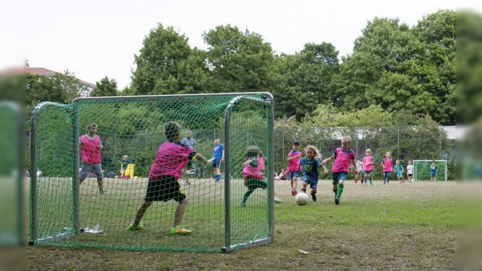 Ohne Leistungsdruck, aber mit Hand und Fuß: Die ehrenamtlichen Coaches von Westend United arbeiten mit modernen Trainingsmethoden. (Foto: Tina Engel)