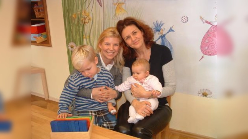Pamela Lielich (l.) mit ihren Kindern Leopold (4), der ebenfalls den Kindergarten besucht, ihrer 6-monatigen Tochter Fiona und Erzieherin Anna Szabo. (Foto: bb)