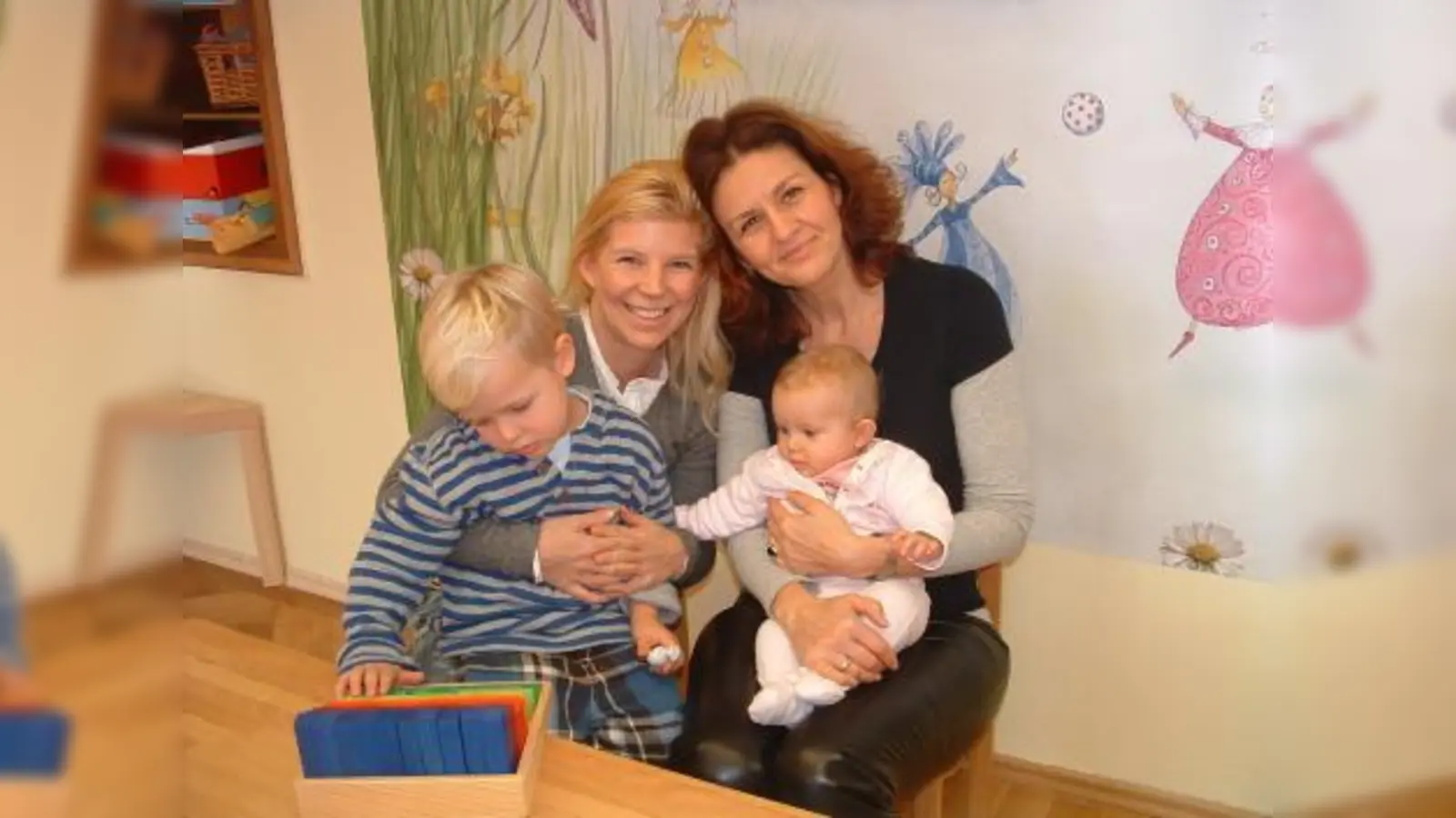 Pamela Lielich (l.) mit ihren Kindern Leopold (4), der ebenfalls den Kindergarten besucht, ihrer 6-monatigen Tochter Fiona und Erzieherin Anna Szabo. (Foto: bb)