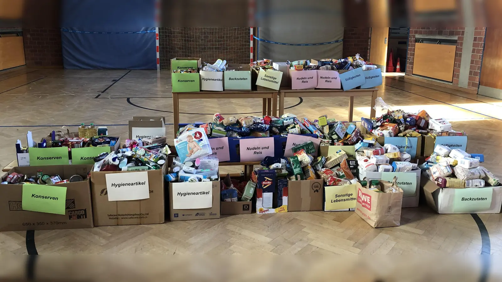 In der Turnhalle der Grundschule an der Limesstraße wurden unzählige Kartons mit gespendeten Waren für die Tafel gesammelt. (Foto: Grundschule)