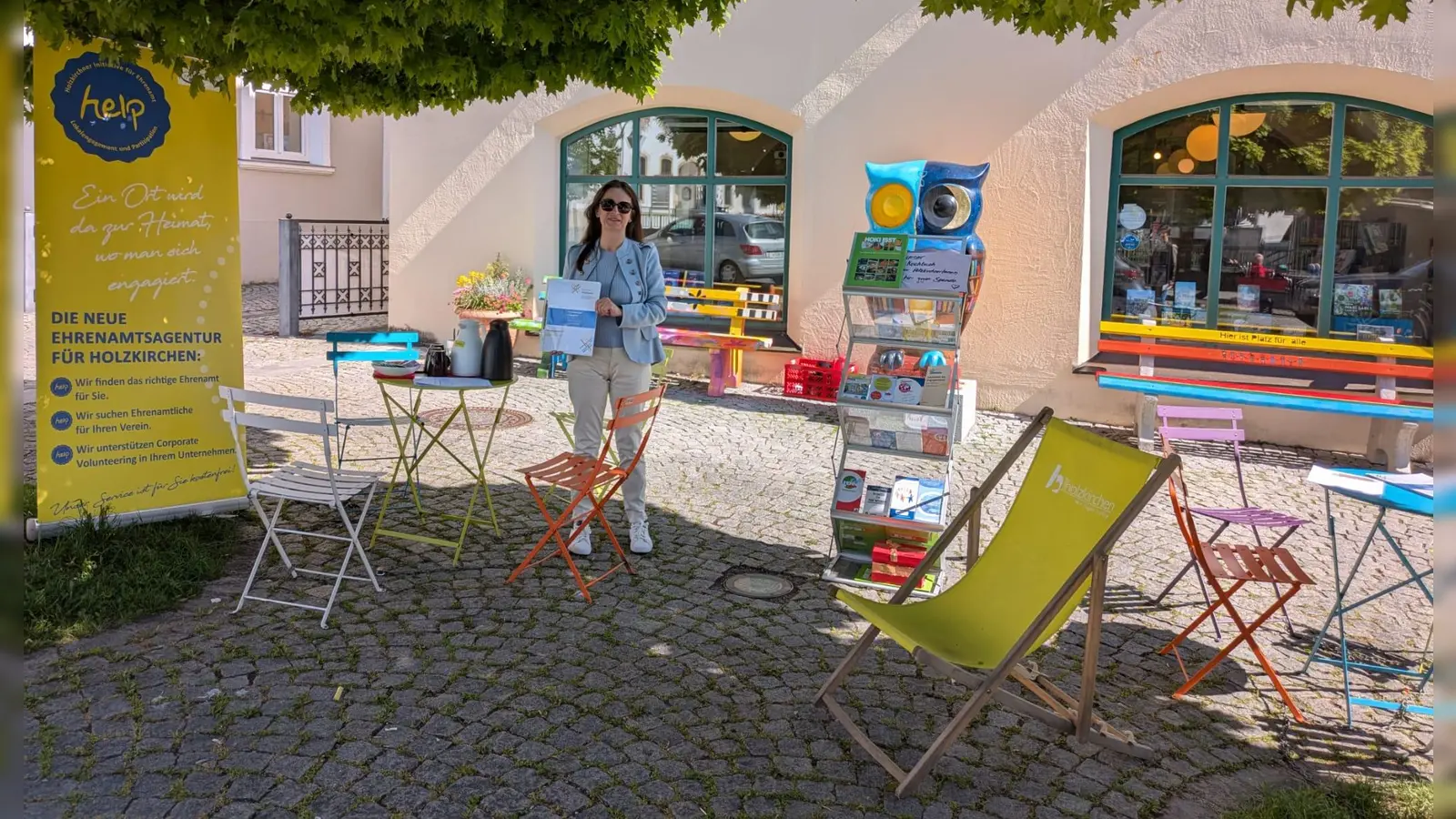 Mariella Schenk informiert bei den Bunten Stühlen in Holzkirchen über die Möglichkeiten sich ehrenamtlich zu engagieren. (Foto: Bürgerstiftung Holzkirchen)