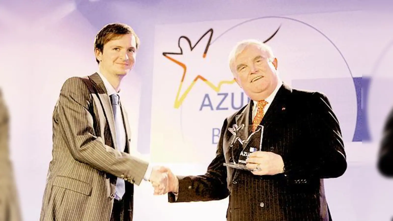 Raphael Lauber nimmt von DIHK-Präsident Hans Heinrich Driftmann den Pokal entgegen.   (Foto: IHK)