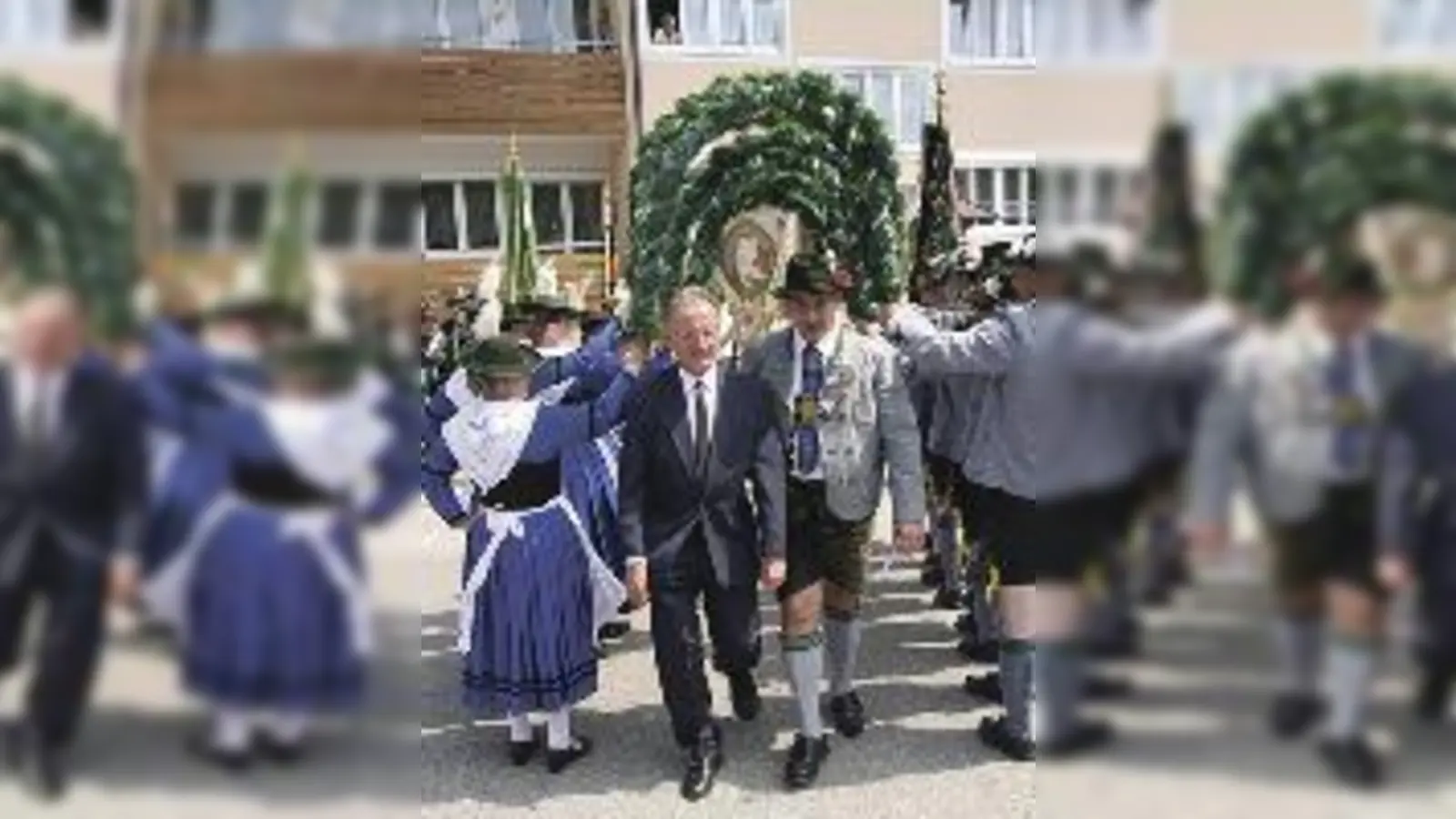 Pfarrer Winter durfte durch ein Spalier zu den Kindergartenkindern gehen.   (Foto: Privat)