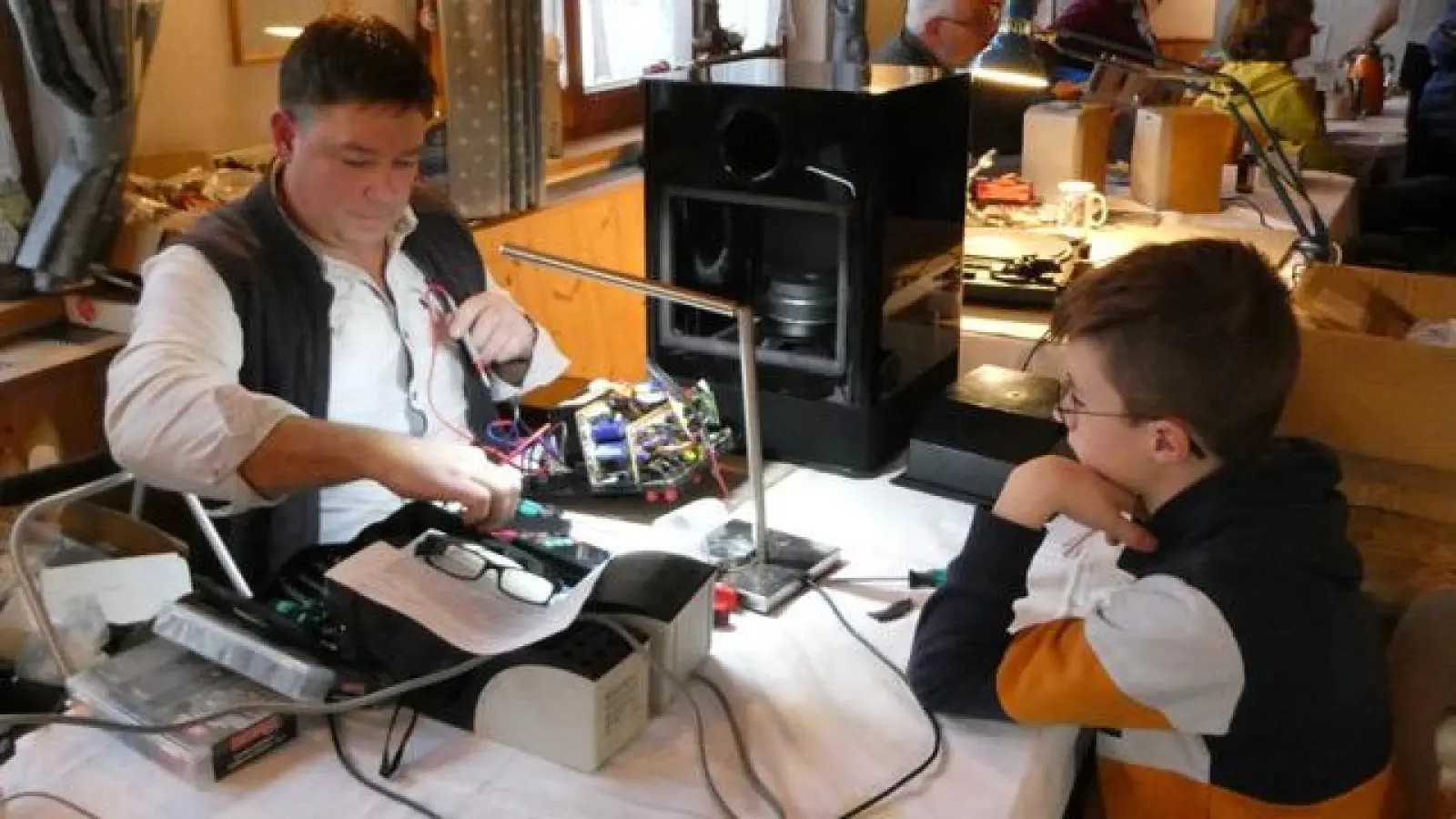 Kaputte Gebrauchsgegenstände werden untersucht und gemeinsam mit den Besuchern repariert. (Foto: MakerSpace EBE)