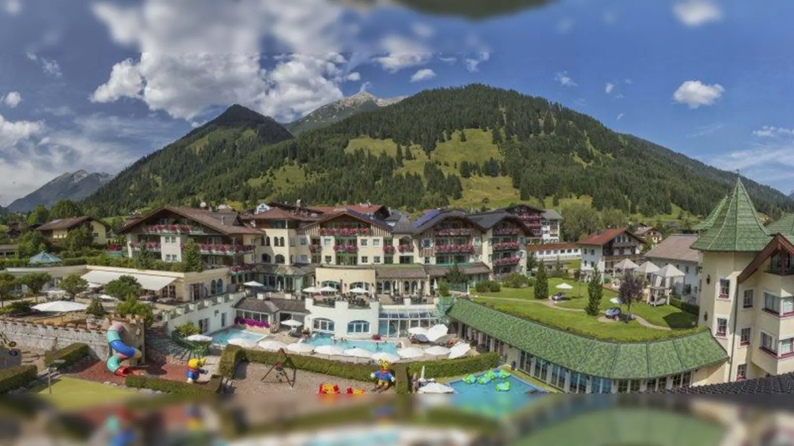 Das Familien-Luxushotel Alpenrose liegt auf der Tiroler Südseite der Zugspitze. (Foto: Alpenrose)