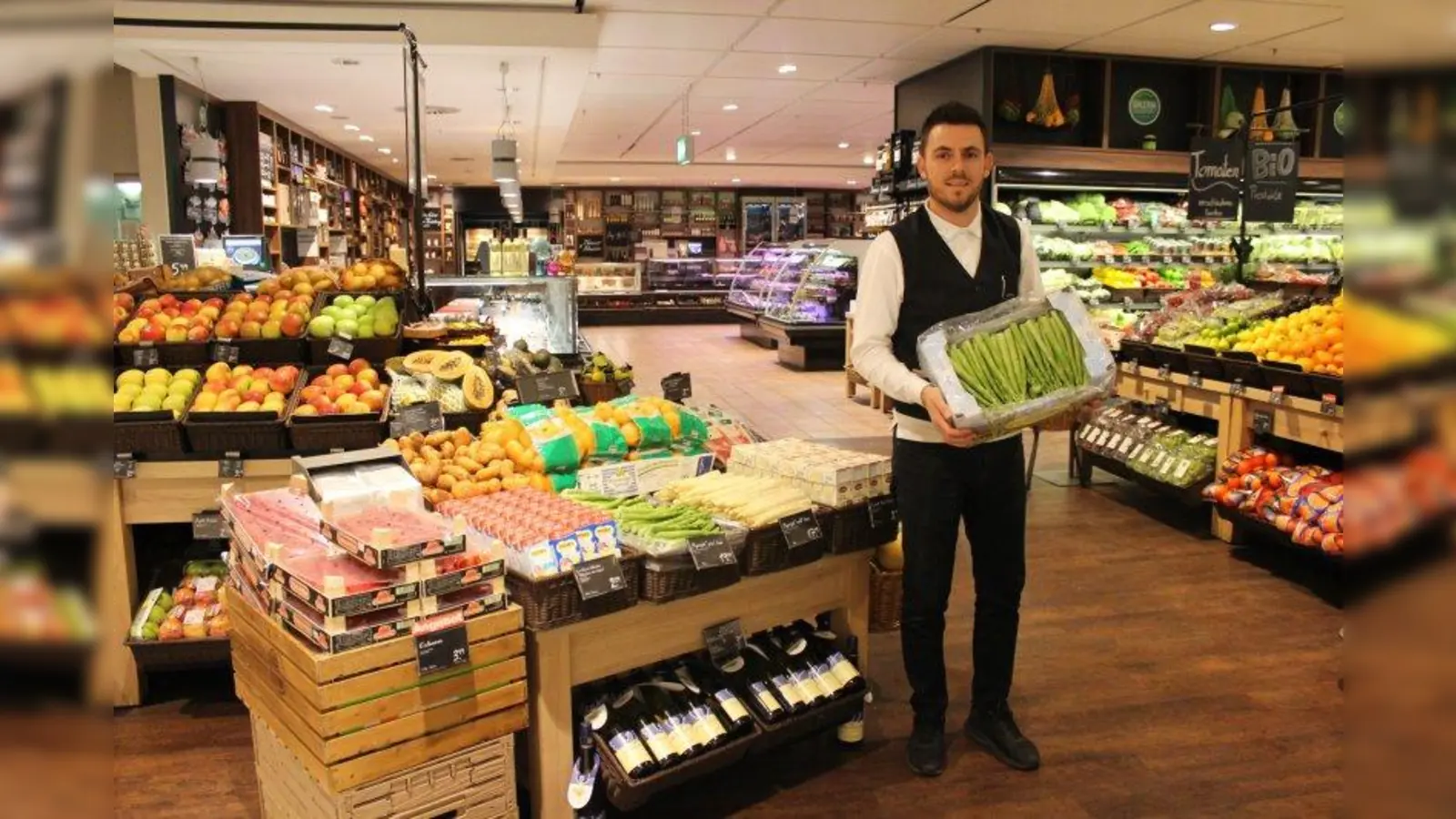 Burim Paqarizi, Mitarbeiter der Gourmetabteilung der Galeria Kaufhof am Rotkreuzplatz, präsentiert den frischen Spargel. (Foto: sb)