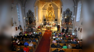 Zum Abschluss des St. Martinsumzug wurde noch zu einer Andacht in die Kirche eingeladen. (Foto: Georg Rittler)