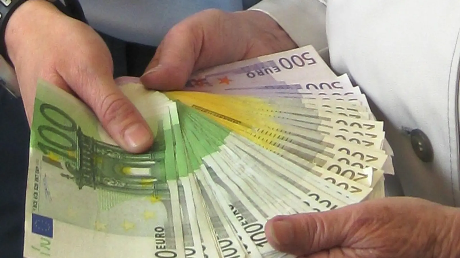 Nicht schlecht staunte ein Bürger aus Sauerlach, als er nach knapp drei Wochen seine verlorenen 14.900 Euro wiederbekam. (Foto: Bundespolizei)