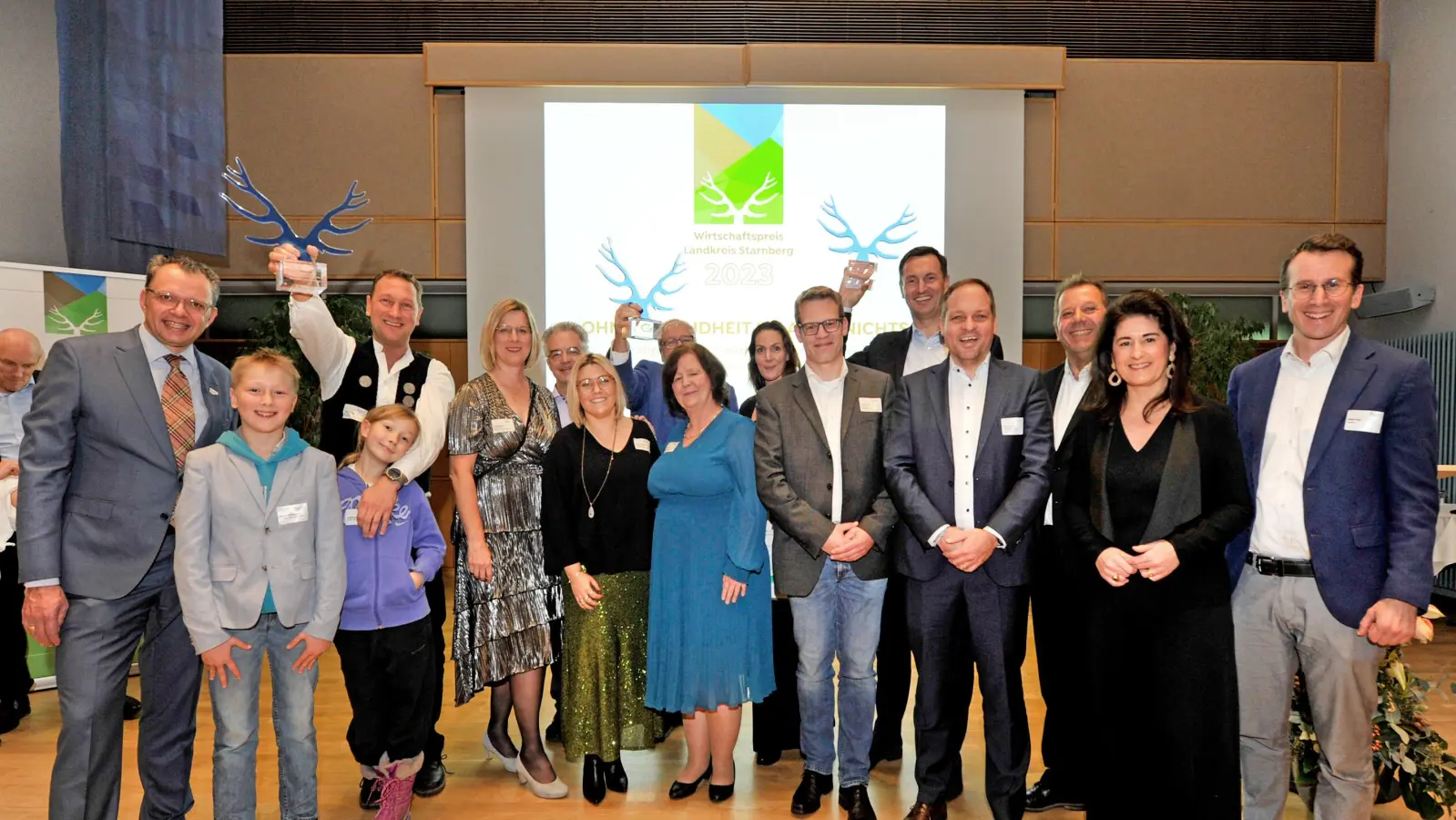 Allesamt Gewinner! Landrat Stefan Frey (rechts) prämierte die Zimmerei Leopold Göring, die AWISTA-Starnberg und die Asklepios Klinik Gauting mit dem Wirtschaftspreis 2023. (Foto: Nila Thiel)