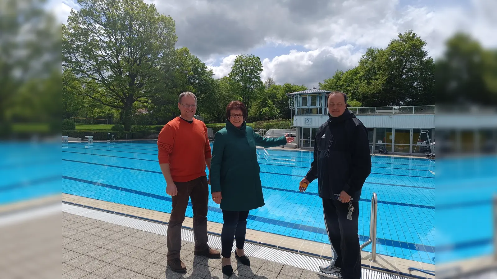 Vor der Saison: Christian Ruhdorfer, Bürgermeisterin Brigitte Kössinger und Schwimmmeister Andreas Laubenstein von der Firma „Aqua Personal“ (v.l.) im Gautinger Sommerbad. (Foto: A.Röming)