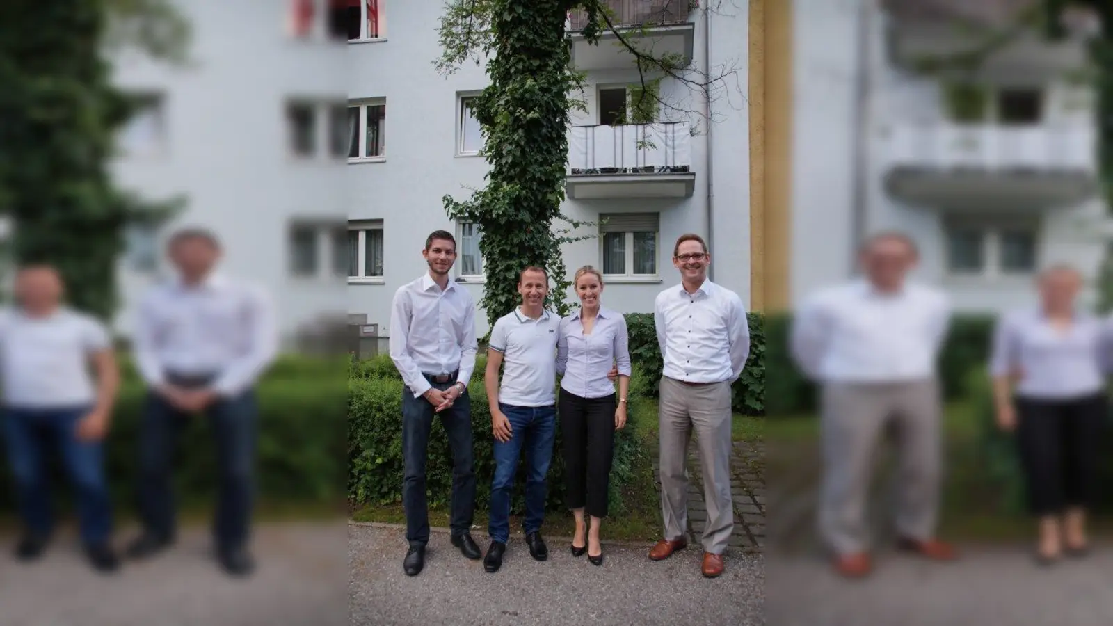 Das Paar mit Immobilienberater Wassili Patikas (l.) und Abteilungsleiter Verkaufsvor- und Nachbereitung Benedikt Lehr (r.) von der GBW Gruppe. (Foto: ds)